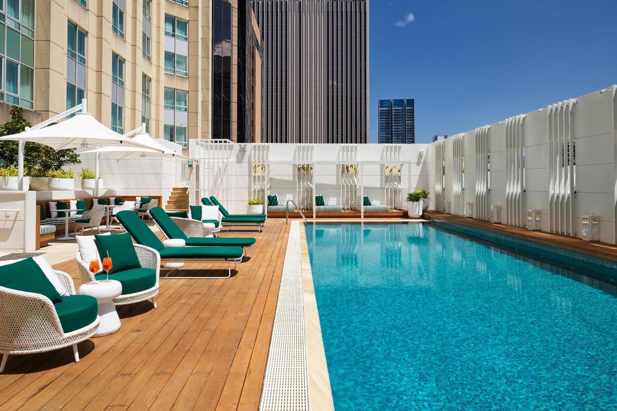Swissotel Sydney Esterno foto The pool at the hotel