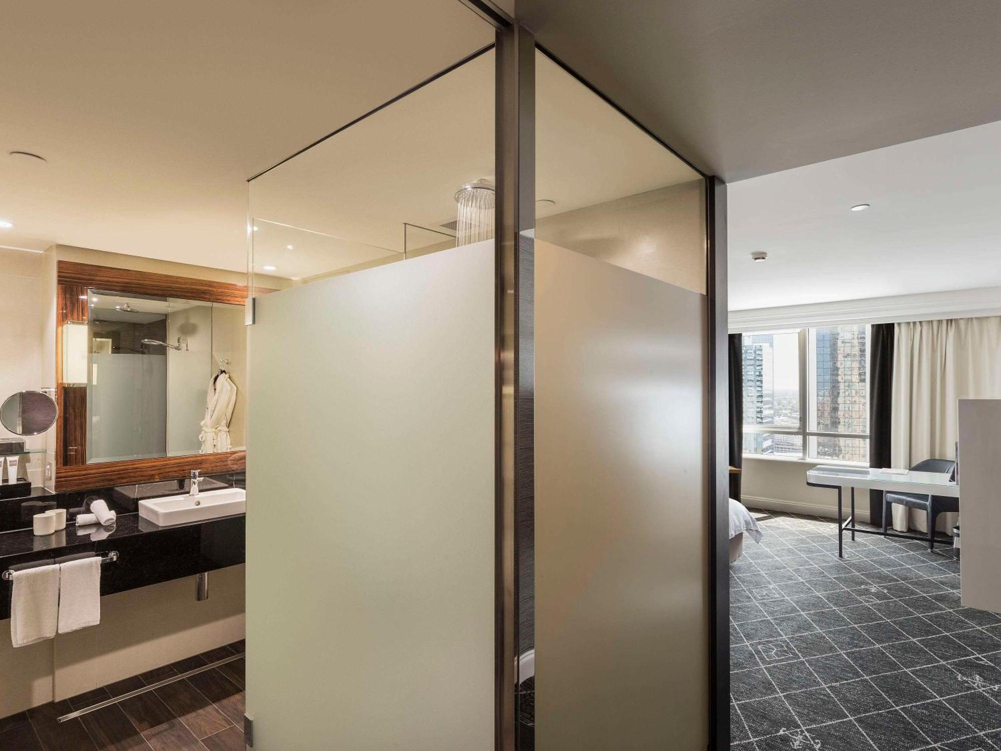 Swissotel Sydney Esterno foto A room at the hotel