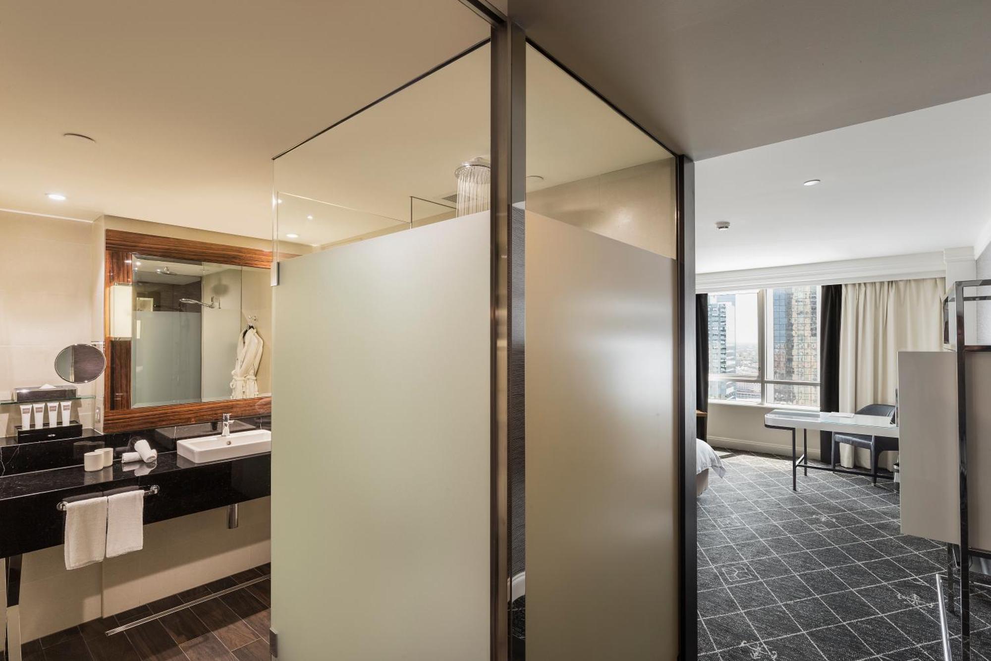 Swissotel Sydney Esterno foto A room at the hotel